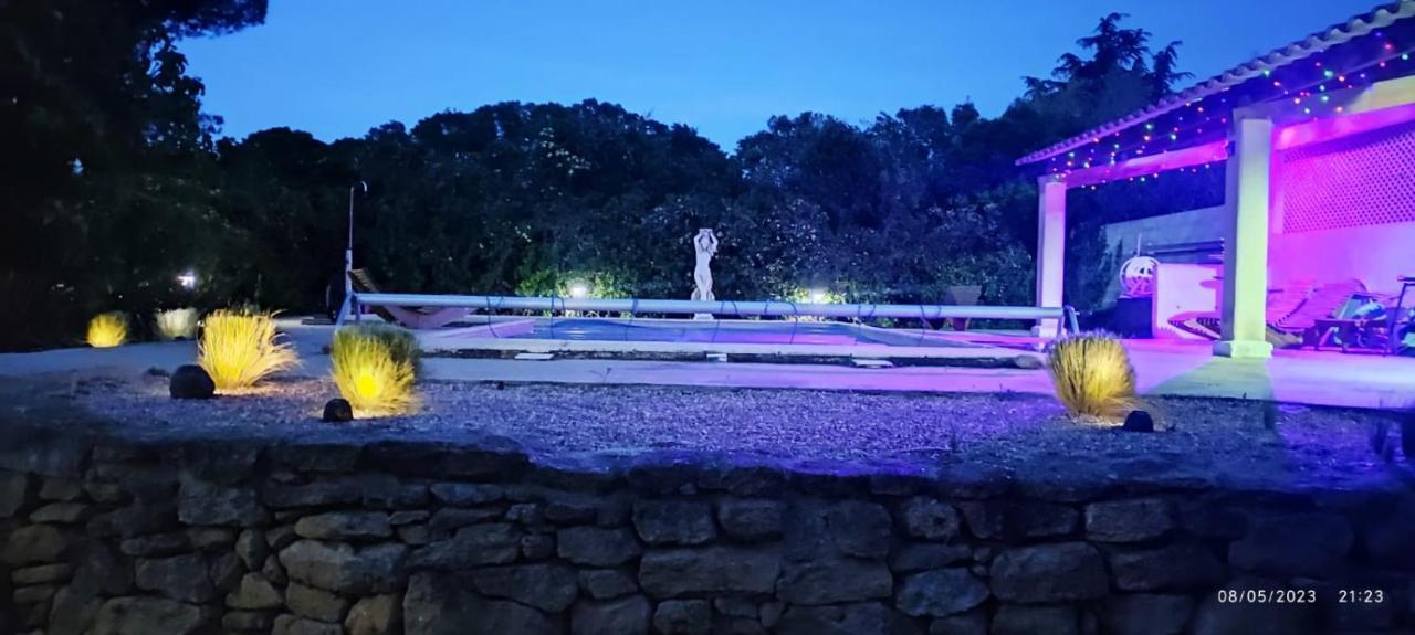 Offrez-Vous Un Sejour Dans Notre Gite A Entressen Une Grande Piscine Pour Se Rafraichir ,Un Espace De Jeux Pour Enfants Pour Des Heures De Divertissement Un Terrain De Petanque Pour Des Parties Endiablees Dış mekan fotoğraf